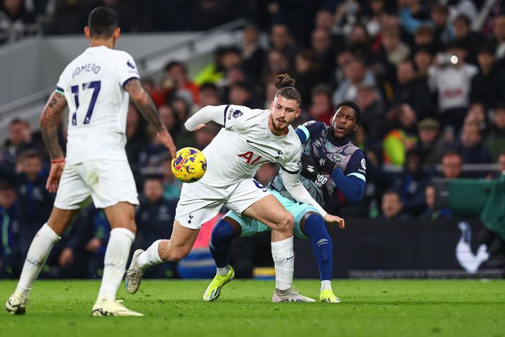 Radu Dragusin var dýrasti leikmaður janúargluggans á Englandi, en hann var keyptur til Tottenham fyrir tæplega 27 milljónir punda.