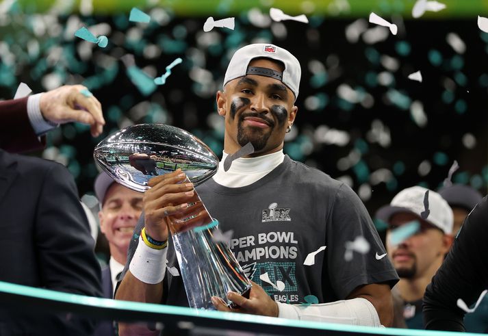 Jalen Hurts með Vince Lombardi bikarinn en leikstjórnandi Philadelphia Eagles átti frábæran leik og var kosinn maður leiksins.