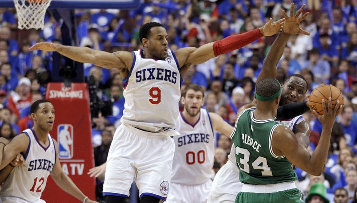 Elton Brand  gerir sig breiðan í leiknum í nótt.