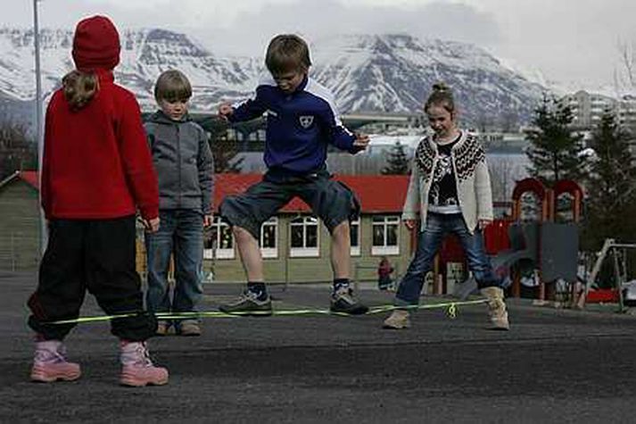 Þessum hressu krökkkum yrði ekki skotaskuld úr því að hlaupa með íþróttaálfinum.