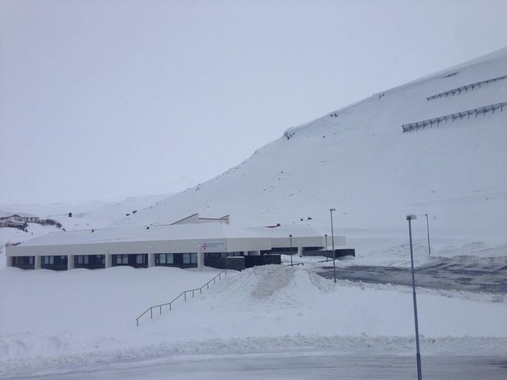 Þórarinn Steingrímsson, húsvörður á heilsugæslustöðinni í Ólafsvík, segir flekaflóð hafa fallið úr Tvísteinhlíð fyrir ofan heilsugæslustöðina í Ólafsvík.