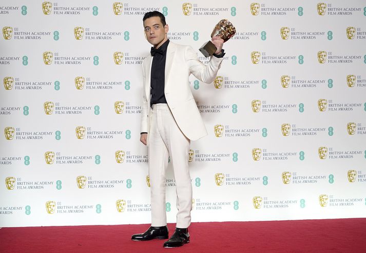 Rami Malek með BAFTA-verðlaunin sem hann hlaut fyrir að leika Freddie Mercury.