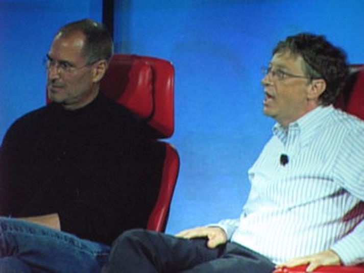 Steve Jobs og Bill Gates á sviðinu í Carlsbad