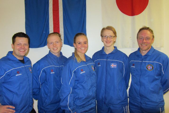 Keppendur og þjálfarar á HM í karate 20014. Frá vinstri Gunnlaugur, Jóhannes Gauti, Kristín, Elías og Magnús. Á myndina vantar Telmu Rut sem er við æfingar í Frakklandi fram að móti.