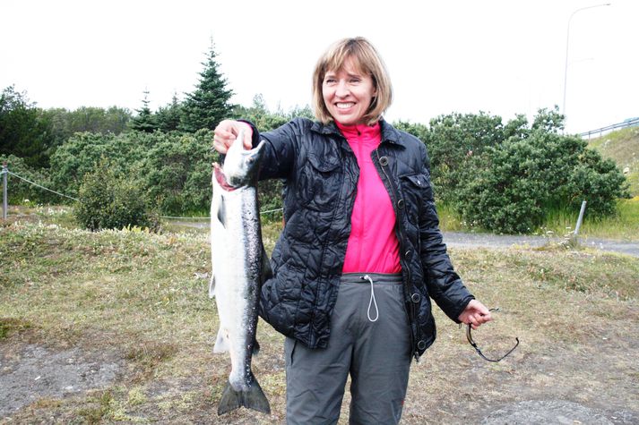 Elínborg Ragnarsdóttir af framkvæmda- og eignasviði borgarinnar ánægð með flottan lax úr Sjávarfossi.