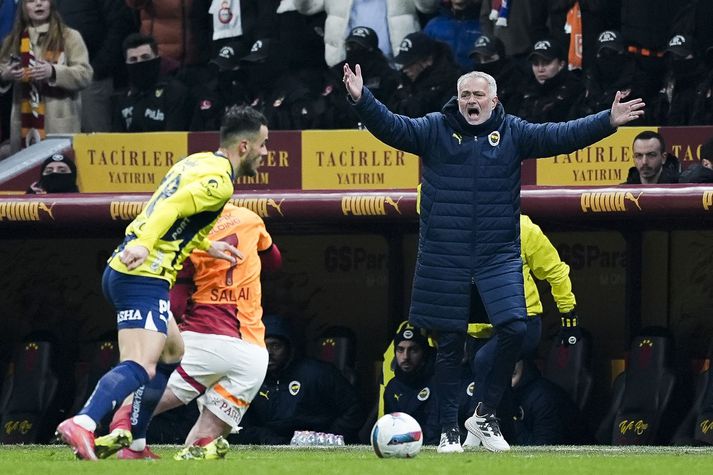 José Mourinho á hliðarlínunni í Istanbúl-slagnum í gær.