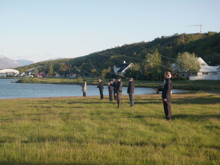 Kennt er á einhendu, tvíhendu auk þess sem ungt fólk fær sérstaka kennslu í veiðikúnstum.