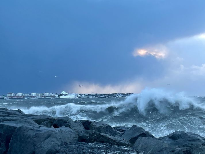 Litlu mátti muna að illa fór þegar aldan sem sést hér skall á myndatökumanninum.