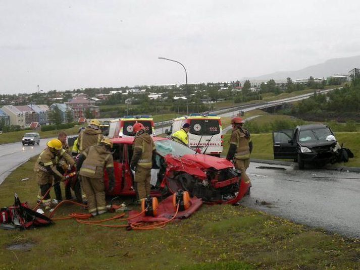 Áreksturinn var harður. Kona á fertugsaldri liggur á gjörgæslu eftir slysið.