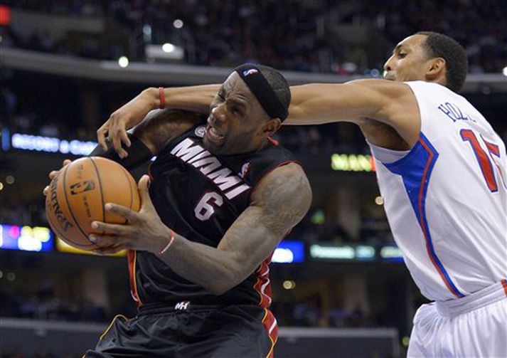 Ryan Hollins leikmaður Clippers í báráttunni gegn LeBron James.