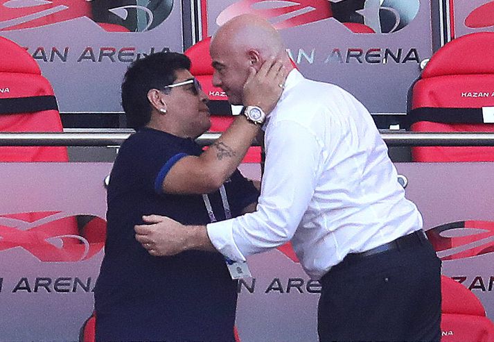 Maradona og Infantino eru hættir að knúsast.