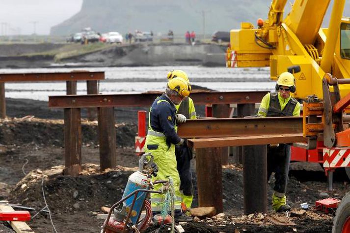 Unnið hefur verið hörðum höndum að því að byggja nýja brú yfir ána síðustu daga.