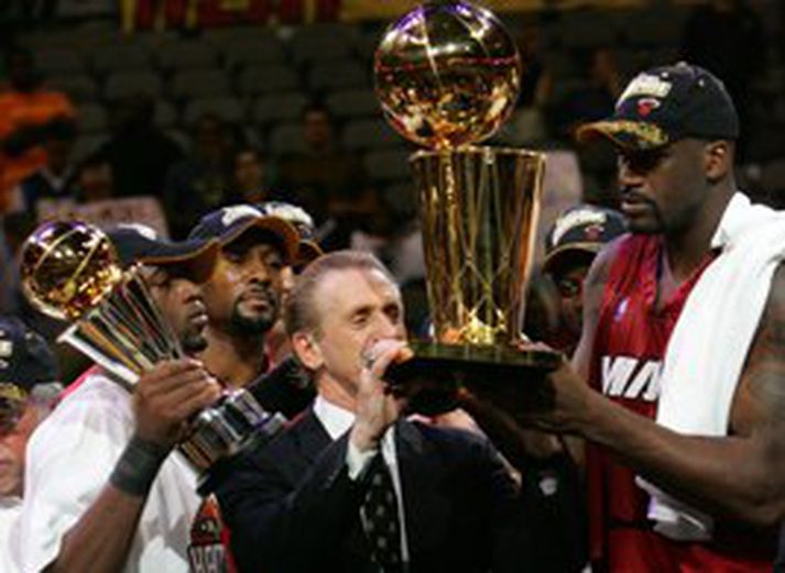 Dwyane Wade, Pat Riley þjálfari og Shaquille O´Neal fagna hér meistaratitlinum í nótt. Riley vann sinn fimmta á ferlinum sem þjálfari, O´Neal sinn fjórða sem leikmaður - en Wade sinn fyrsta