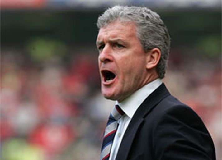 Mark Hughes verður áfram á Ewood Park