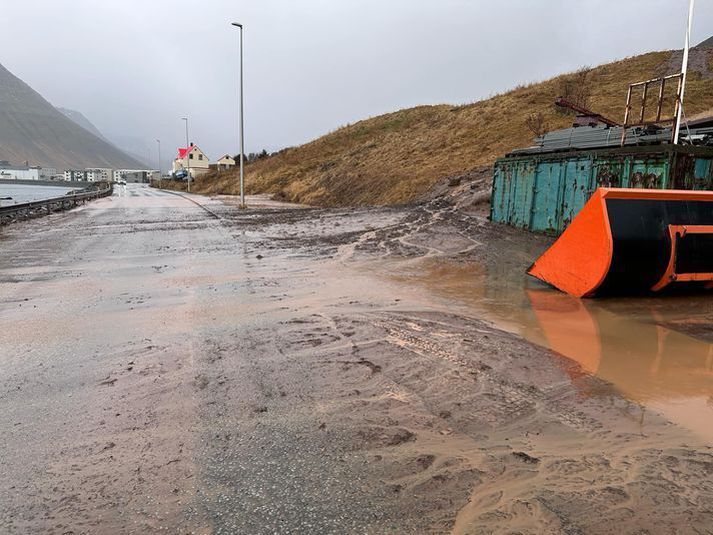 Vatn á Hnífsdalsvegi á leiðinni út af Ísafirði áleiðis inn í Hnífsdal.