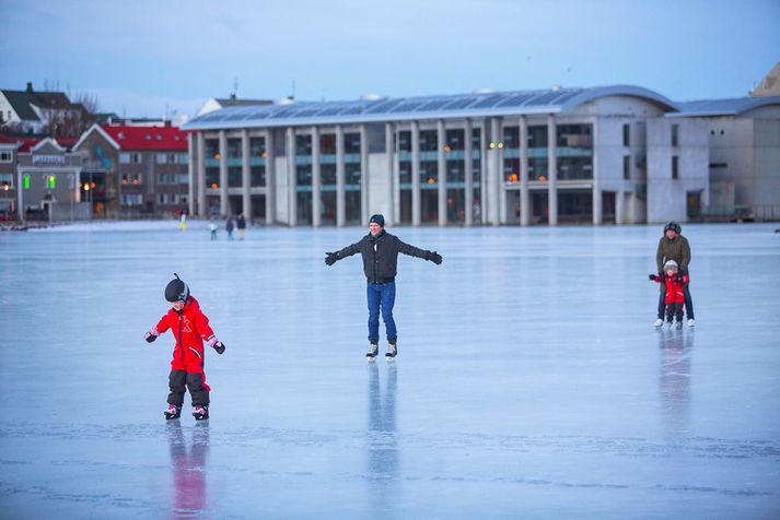 Það ætti að vera hægt að renna sér á skautum á Tjörninni um jólin.