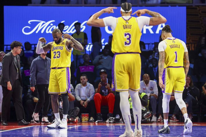LeBron James og Anthony Davis fagna sigri Los Angeles Lakers í nótt.