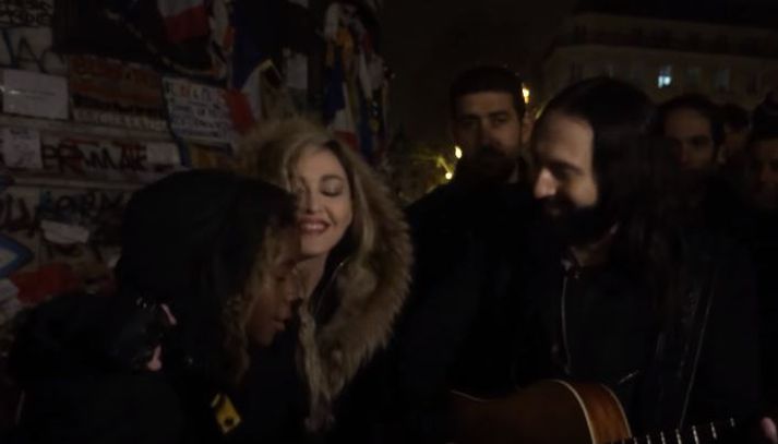 Madonna ásamt syni sínum David Banda og gítarleikaranum Monte Pittman á Lýðveldistorginu í París í gærkvöldi.