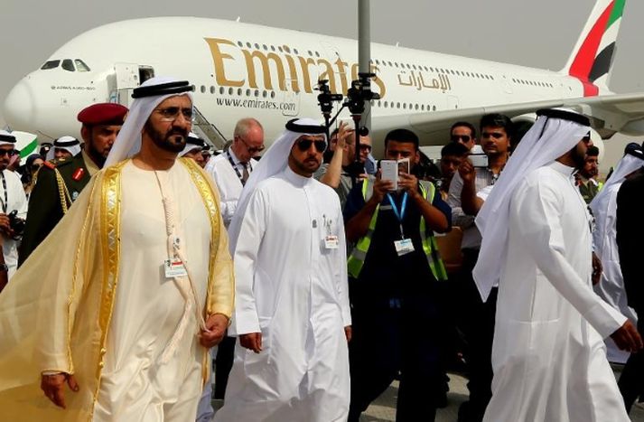 Eigandi flugfélagsins, emírinn í Dubai, Mohammed Bin Rashid al-Maktoum, mætir á flugsýninguna í dag. Airbus A380 í bakgrunni.