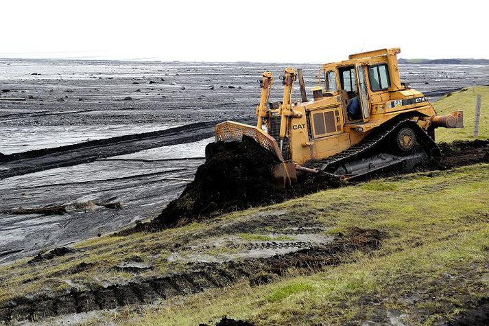 Mest ríður á tækjavinnunni nú segir vegamálastjóri. Þegar búið er að gera plön fyrir birgðir og tæki verður líklegast unnið á sólahringsvöktum við brúargerðina.