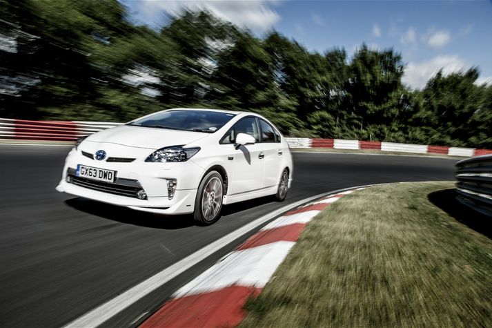 Toyota Prius bíllinn á Nürburgring brautinni.