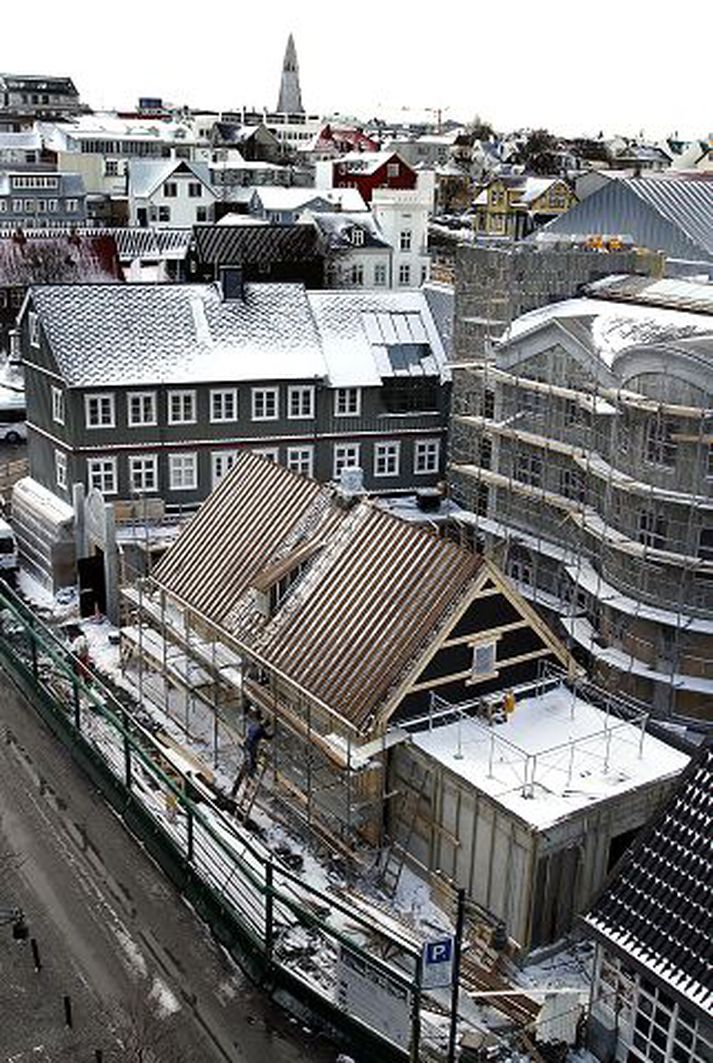 Nýbyggingar risnar úr öskunni Húsin í Lækjargötu 2 og Austurstræti 22 eyðilögðust í stórbruna í apríl fyrir þremur árum. Í maí verða ný hús á reitnum tilbúin.Fréttablaðið/GVA