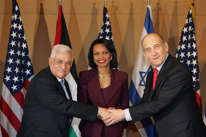 Mahmoud Abbas, forseti Palestínumanna, Condoleezza Rice, utanríkisráðherra Bandaríkjanna, og Ehud Olmert, forsætisráðherra Ísraels, á fundi sínum í Jerúsalem í dag.