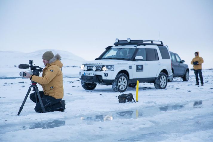 Starfsmenn fengu gular úlpur en blaðamenn svartar.