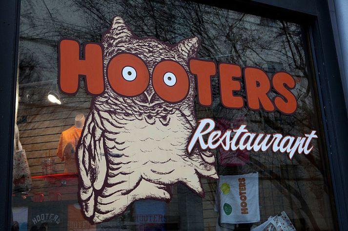 Hooters eru í vandræðum vegna mörg hundruð milljóna dala skulda og er í viðræðum um að lýsa yfir gjaldþroti til að geta endurskipulagt reksturinn.