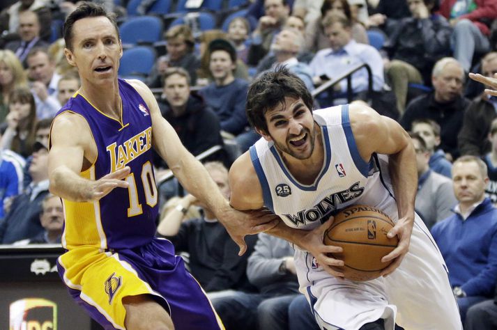 Ricky Rubio fer hér framhjá Steve Nash í nótt.