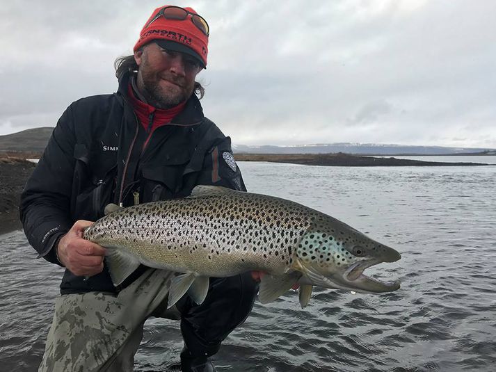 Nils með stórann urriða sem hann veiddi á ION svæðinu í fyrradag.