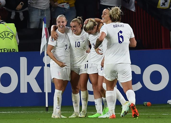 Beth Mead, Georgia Stanway, Alessia Russo, Lucy Bronze og Mille Bright fagna á EM síðasta sumar.