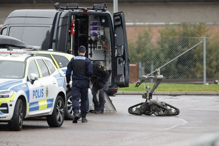 Lögreglumenn með sprengueyðingarvélmenni við fyrirtækið Elbit Systems í Gautaborg þar sem skotárás var gerð í morgun.