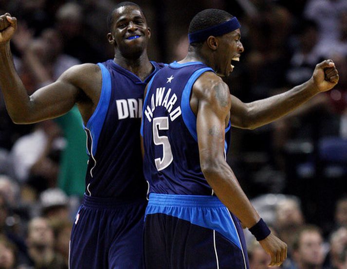 Josh Howard og Brandon Bass fagna sigri í nótt.