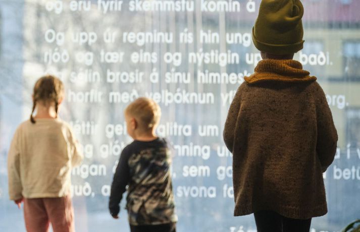 Foreldrum sem mættu í Ráðhúsið með börn sín við upphaf borgarstjórnarfundar í dag þykir skjóta skökku við að verkfallsaðgerðirnar beinist aðeins að örfáum leikskólum. Börnin þeirra geti ekki mætt á meðan langflest önnur börn fái að mæta leikskólann.