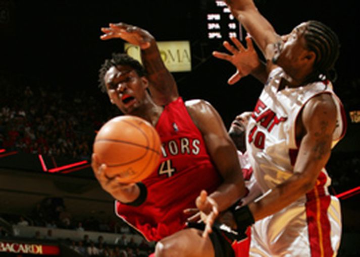 Chris Bosh er aðalmaðurinn hjá Toronto.