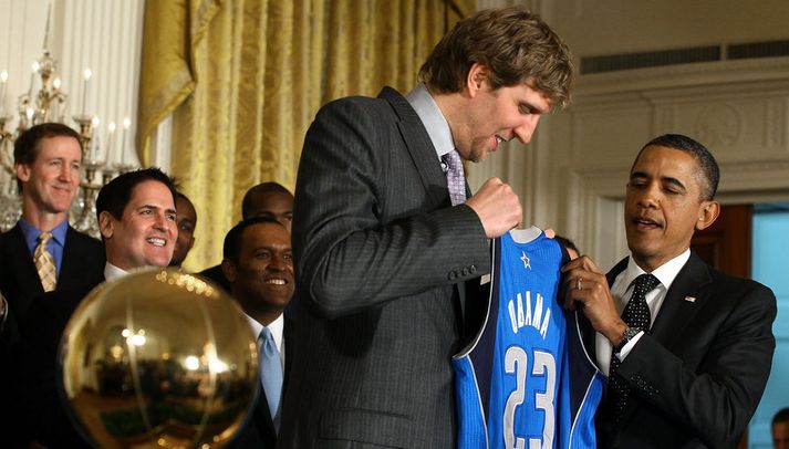 Barack Obama með Dirk Nowitzki.