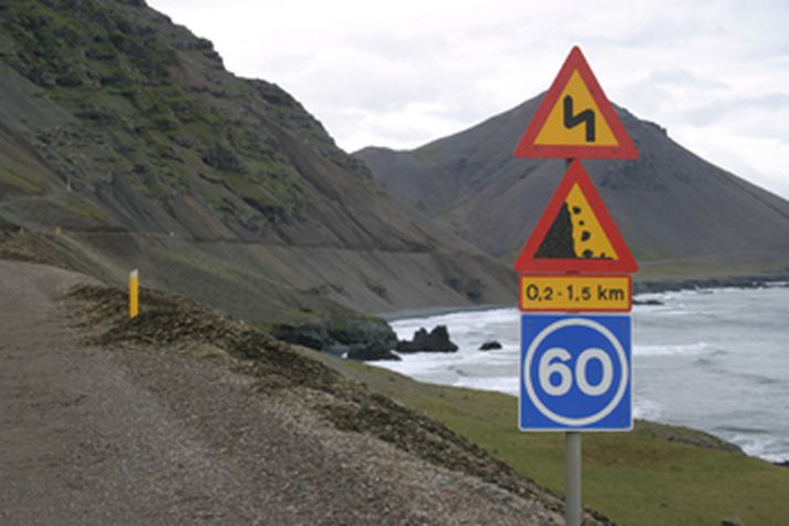 Grjóthrun eru tíð á veginum um skriðurnar.