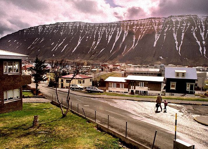 Ísafjörður. Bæjarstjórn Ísafjarðar fagnar staðsetningu sjúkraflugvélar á staðnum.