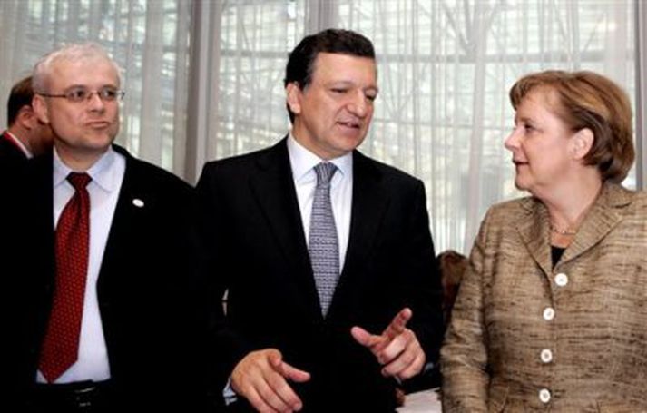 Angela Merkel kanslari Þýskalands, til hægri, ræðir við Jose Manuel Barroso, í miðið. Vladimir Spidla fulltrúi vinnu- og félagsmála Evrópusambandsins til vinstri.