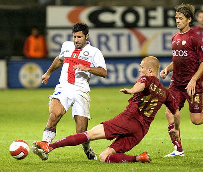 Luis Figo í baráttu við Emil Hallfreðsson, leikmann Reggina.