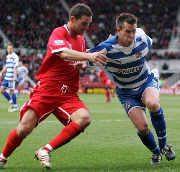 Luke Young (Middlesbrough) í baráttunni við Nicky Shorey (Reading) á síðustu leiktíð.