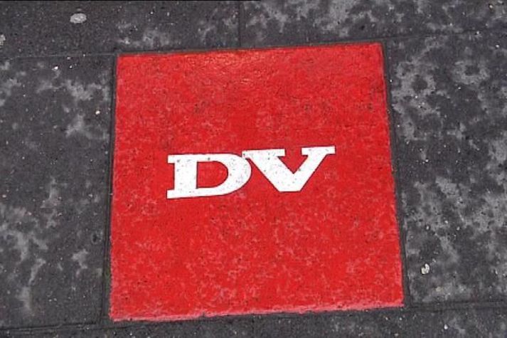 DV.