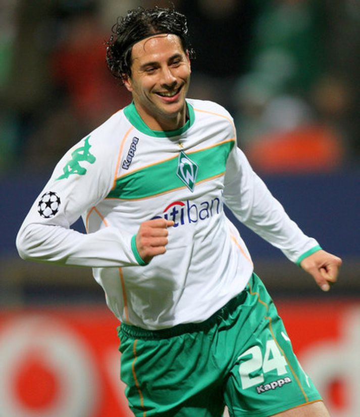 Claudio Pizarro fagnar marki í leik með Werder Bremen.