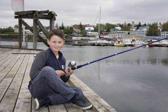 Hrafn Steinar að dorga á bryggjunni í heimabæ sínum, Hafnarfirði, þar sem hann setti fyrst öngul í vatn þegar hann var fjögurra ára.  