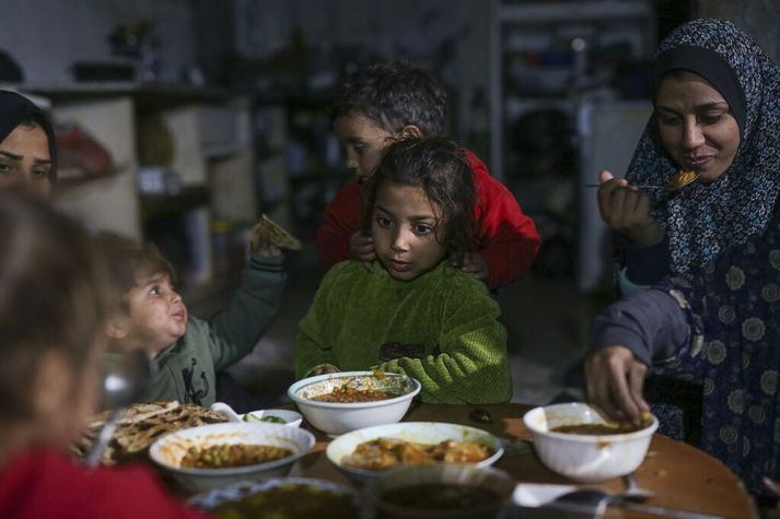 Fjölskylda í Jabaliya á Gasa brýtur föstu á fyrsta degi Ramadan.