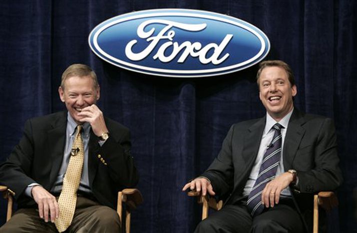 Alan Mulally, nýráðinn forstjóri Ford, og Bill Ford, fráfarndi forstjóri.