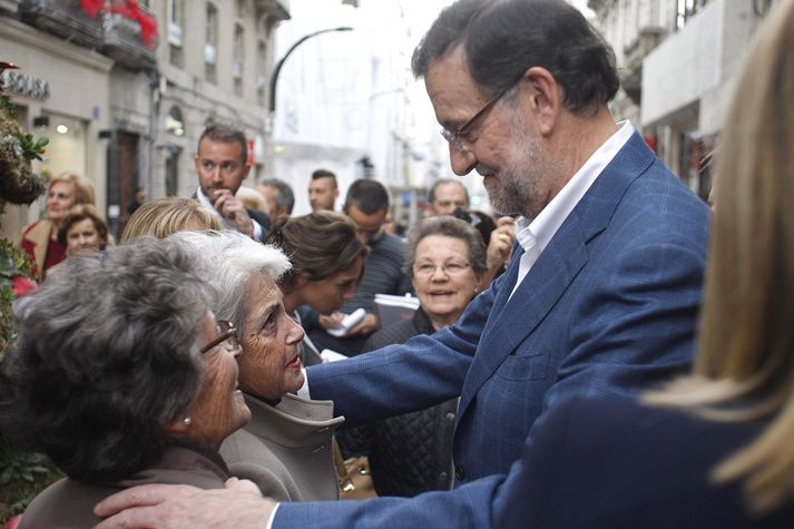 Mariano Rajoy heilsar upp á kjósendur.