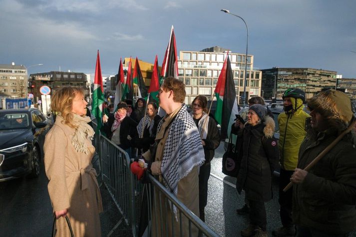 Þorgerður Katrín ræðir við Magnús Magnússon í Félaginu Ísland Palestína fyrir ríkisstjórnarfundinn í morgun.