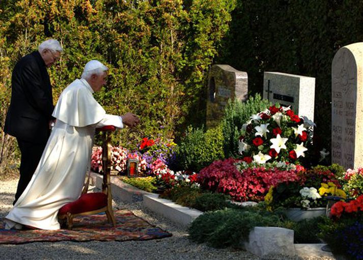 Benedikt páfi XVI ásamt bróður sínum við gröf foreldra þeirra í Regensburg.